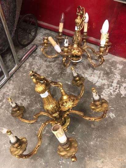 Deux lustres à six lumières feuillagées en...