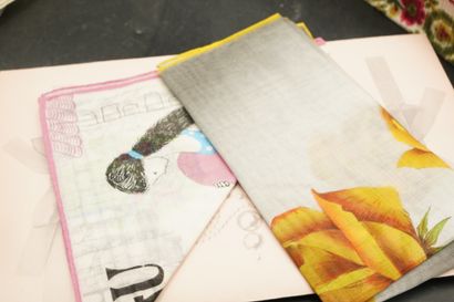Réunion de foulards, dont Pierre Cardin ;...