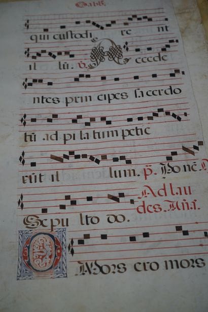 Réunion de pages d'antiphonaire sur vélin...