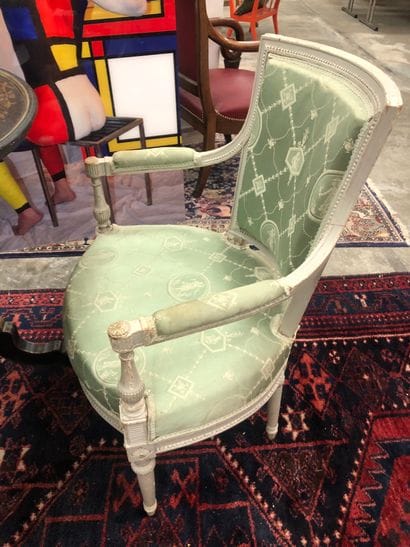 Fauteuil en bois laqué gris mouluré et sculpté...