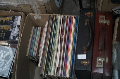 Mini chaîne Akaï et deux enceintes ; disques...