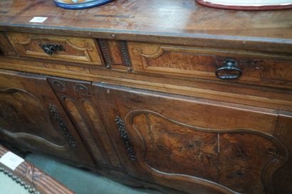 Buffet en bois mouluré sculpté ouvrant par...