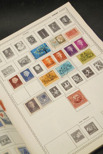 Réunion de timbres France et étranger. Trois...