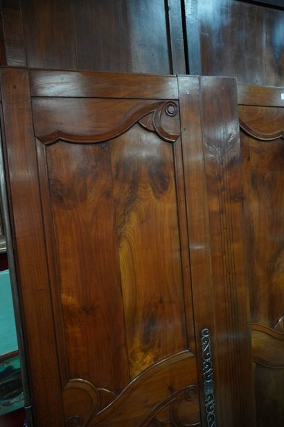 Armoire (démontée) en bois naturel mouluré,...