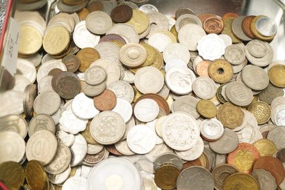 Réunion de pièces et billets anciens. Une...