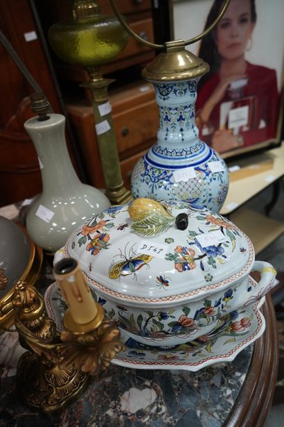 Soupière et son présentoir ; pied de lampe,...