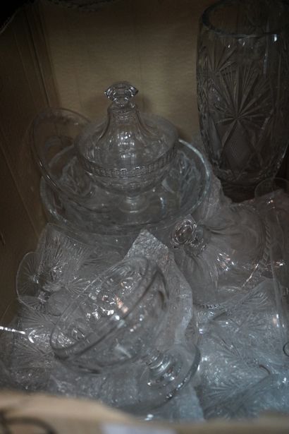 Réunion de cristal ou verre, comprenant :...