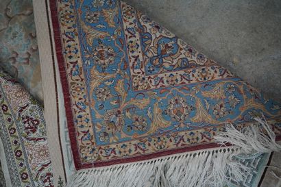 Réunion de quatre tapis en laine et soie,...