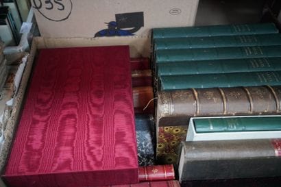 Réunion de BD, livres sur le thème des armes,...
