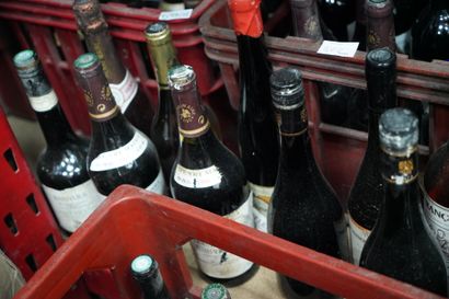 Importante réunion de 10 caisses de bouteilles...