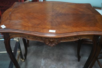Table de salon de forme mouvementée, en bois...
