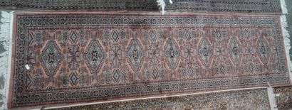 Tapis galerie à décor géométrique bleu sur...