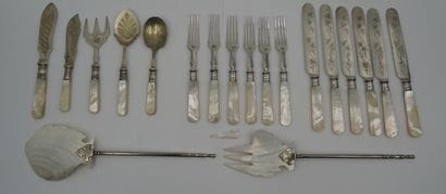 Ensemble en métal argenté comprenant : Sheffield,...