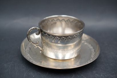 TASSE ET SA SOUS -TASSE. 
Argent, à décor...