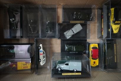 Réunion de 15 véhicules miniatures dans leur...