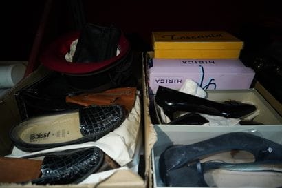 Réunion de chaussures, fourrures, linge de...