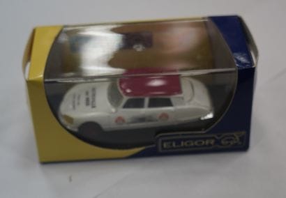 CORGI
Réunion de 3 véhicules miniatures dans...