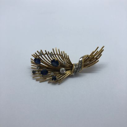 Broche en or 18K de deux tons épousant la...