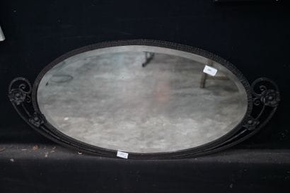 Miroir ovale en fer forgé à décor de fleurs
Style...