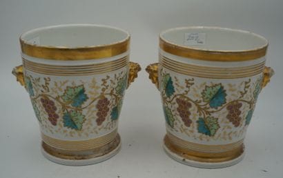 Paire de jardinières en porcelaine à décor...