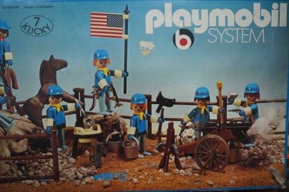 Réunion de Playmobils divers certains dans...