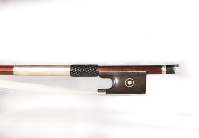 ARCHET DE VIOLON DE L’ÉCOLE ALLEMANDE. 
Dans...