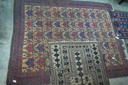 Réunion de quatre tapis à décor géométrique....