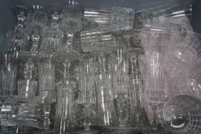 Partie de service de verres en cristal comprenant...