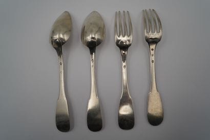 Deux fourchettes et deux cuillères uniplat...