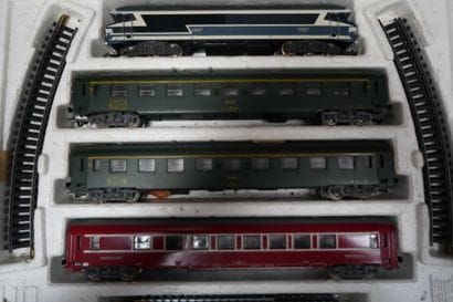 Réunion de wagons miniatures dont JOUEF et...