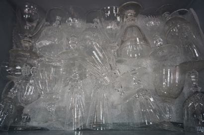 Partie de service de verres en cristal comprenant...