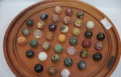 Réunion de cristaux, coquillages, et jeu...