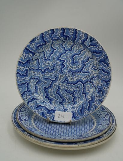 CREIL, quatre assiettes en faïence fine à...