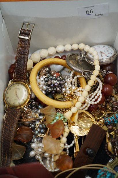 Réunion de bijoux fantaisie dont montres....