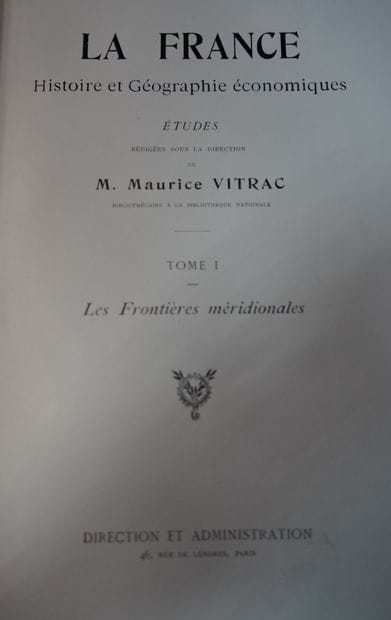 Réunion de livres divers. Deux cartons. En...