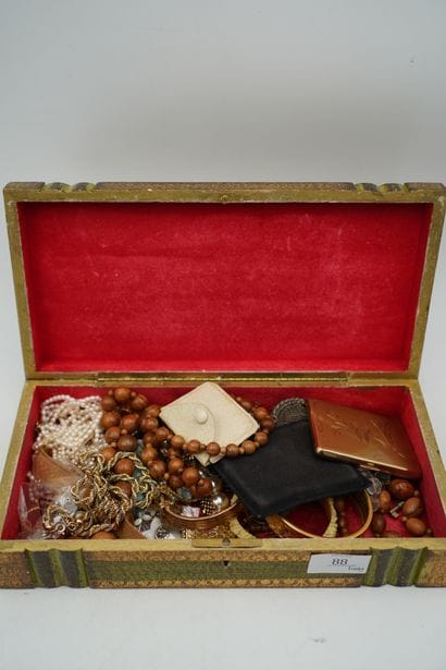 Réunion de bijoux fantaisie. Une boite, en...