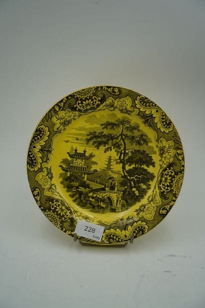 CREIL OU CHOISY. Assiette en faïence fine...