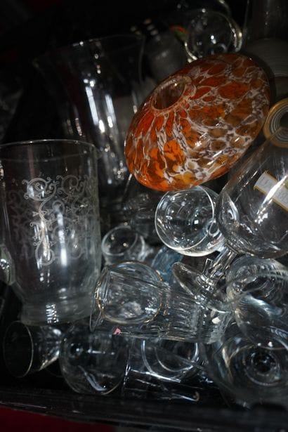 Réunion de verrerie dont verres, pichets...