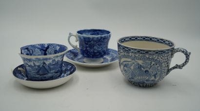 ALLEMAGNE ET ANGLETERRE, deux tasses et sous-tasse...