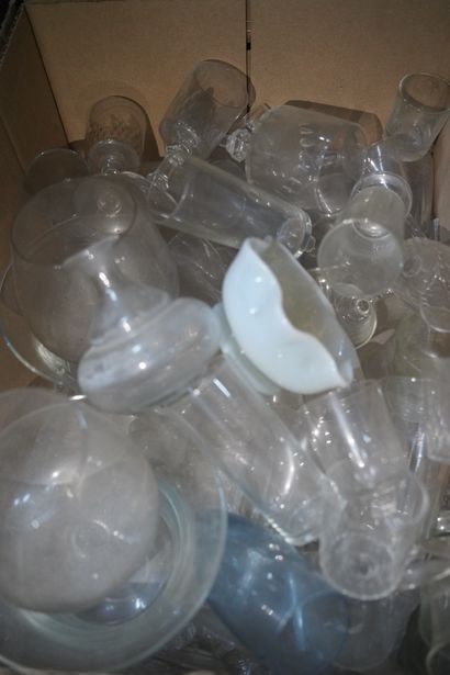 Réunion de verrerie dont verres, flacons,...