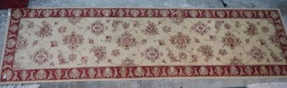 Tapis galerie, le champs à décor de fleurs...