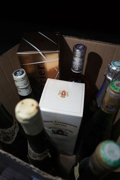 Réunion de bouteilles de vin et de champagne....