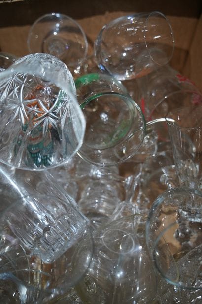 Réunion de verrerie dont verres, pichets...