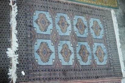 Paire de tapis, le champs à décor de réserves...