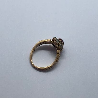 Bague marguerite en or 18K griffée d'un rubis...