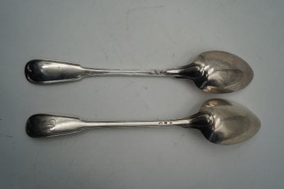 Une cuillère à ragoût en argent, chiffrée,...