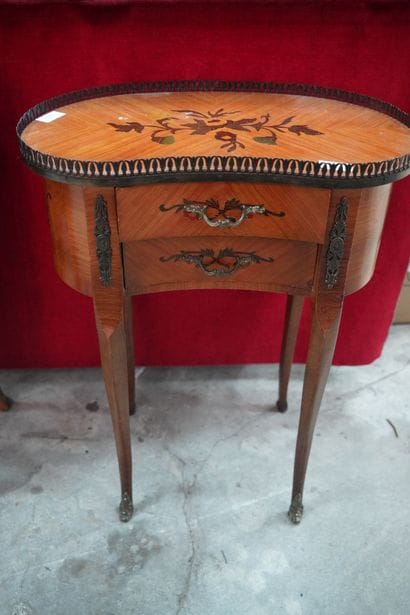 Deux tables de salon en bois de placage marqueté...