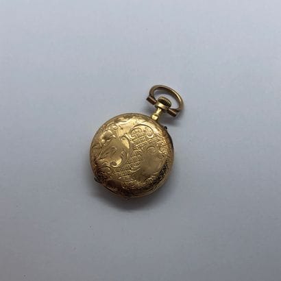 Montre de col en or 18K, le boitier à décor...