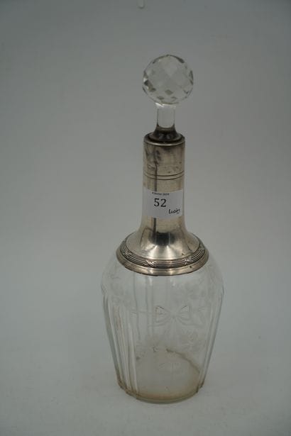 Carafe en verre de forme balustre, le décor...
