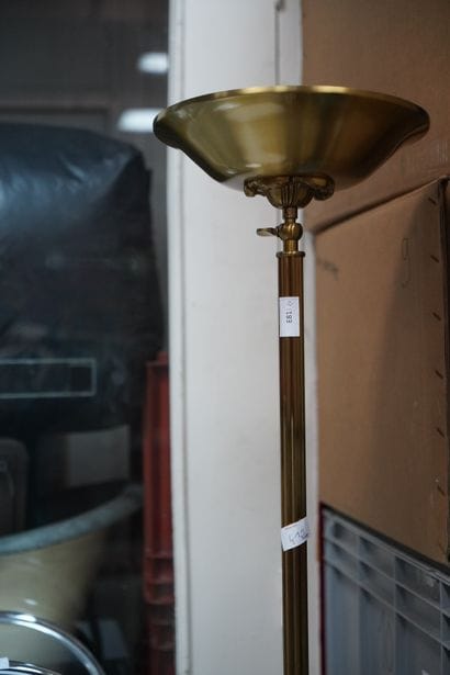 Lampadaire en métal doré ; deux étagères...